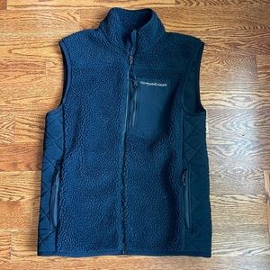 Vineyard Vines men’s size small black fleece vest